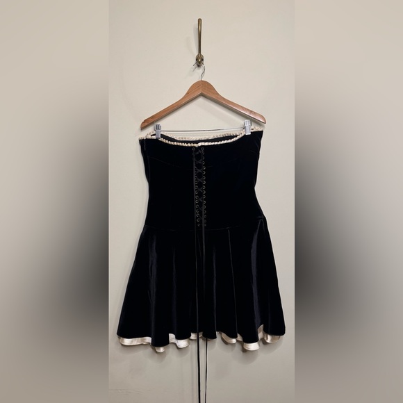 HOUSE‎ OF CB Marilla Black Velvet Strapless Dress - Picture 8 of 11